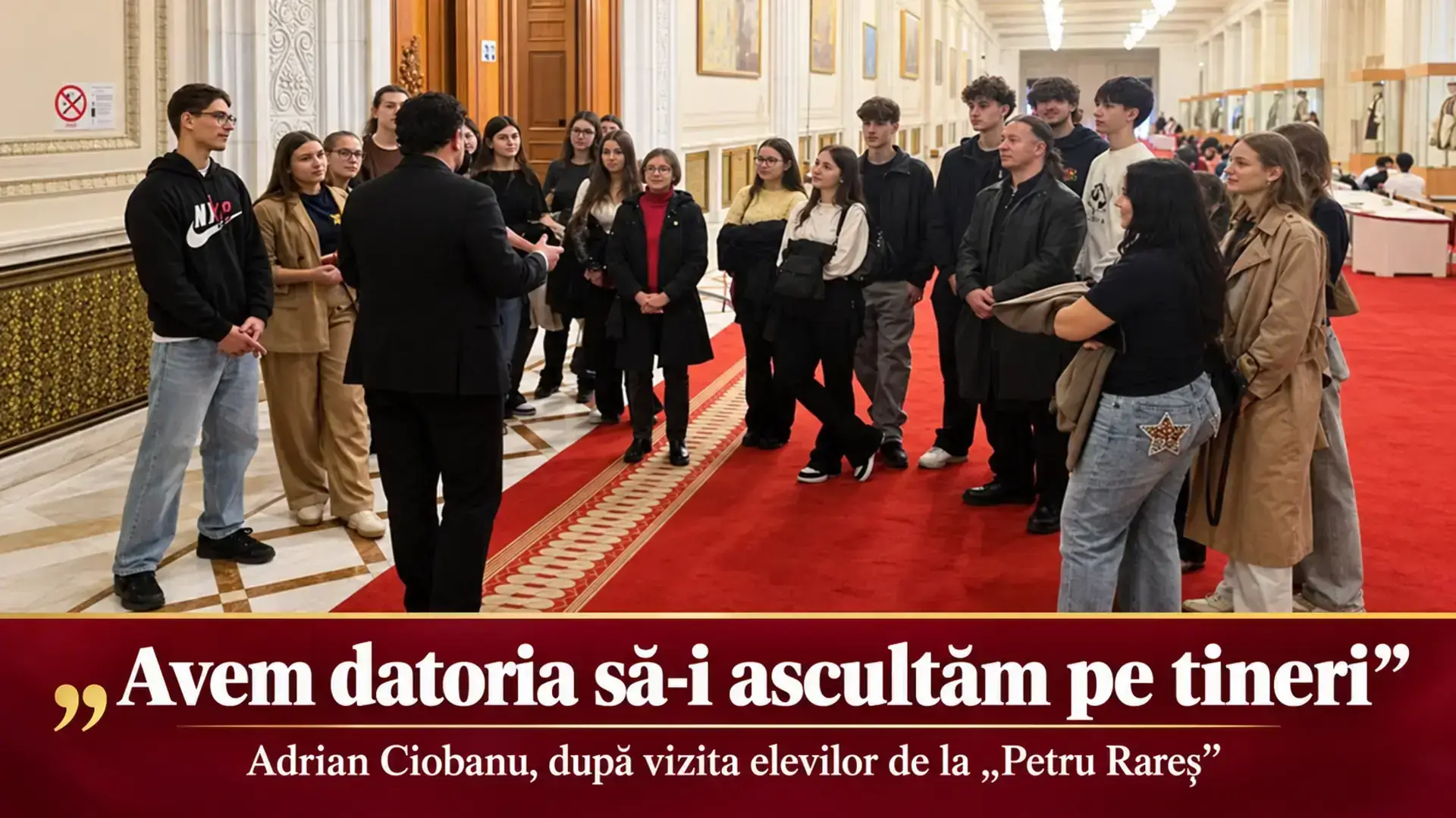 Grupul de elevi de la Petru Rareș, în timpul vizitei pe un hol al Palatului Parlamentului